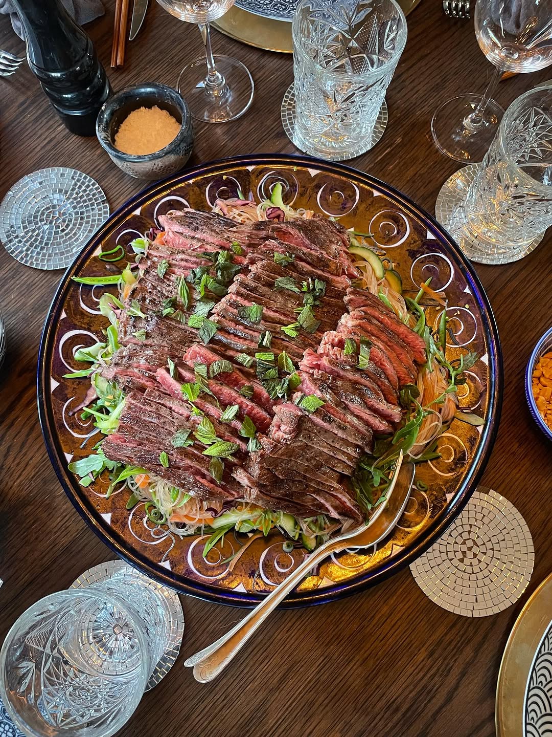 Glasnudelwok med flanskstek