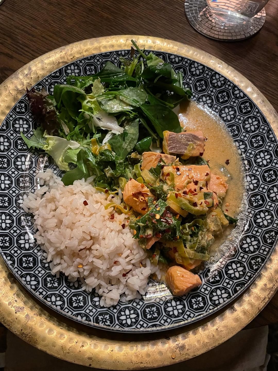 Lax-gryta med röd curry och kokosmjölk
