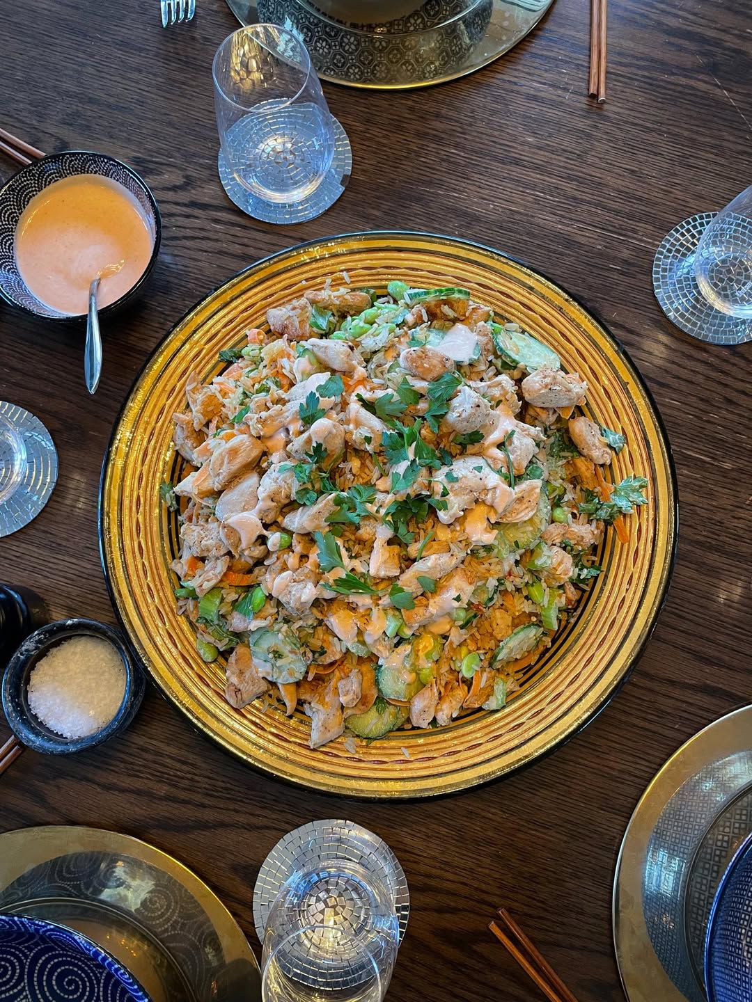 Krispig rissallad med kyckling och hot creole sås
