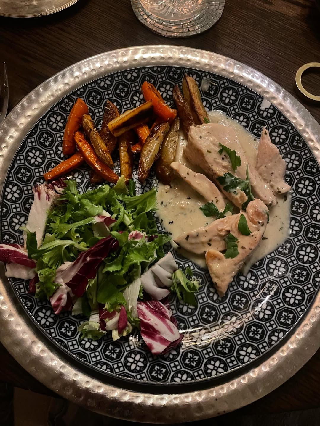 Kyckling i dragon, vitlök och citronsås med rostade rotfrukter
