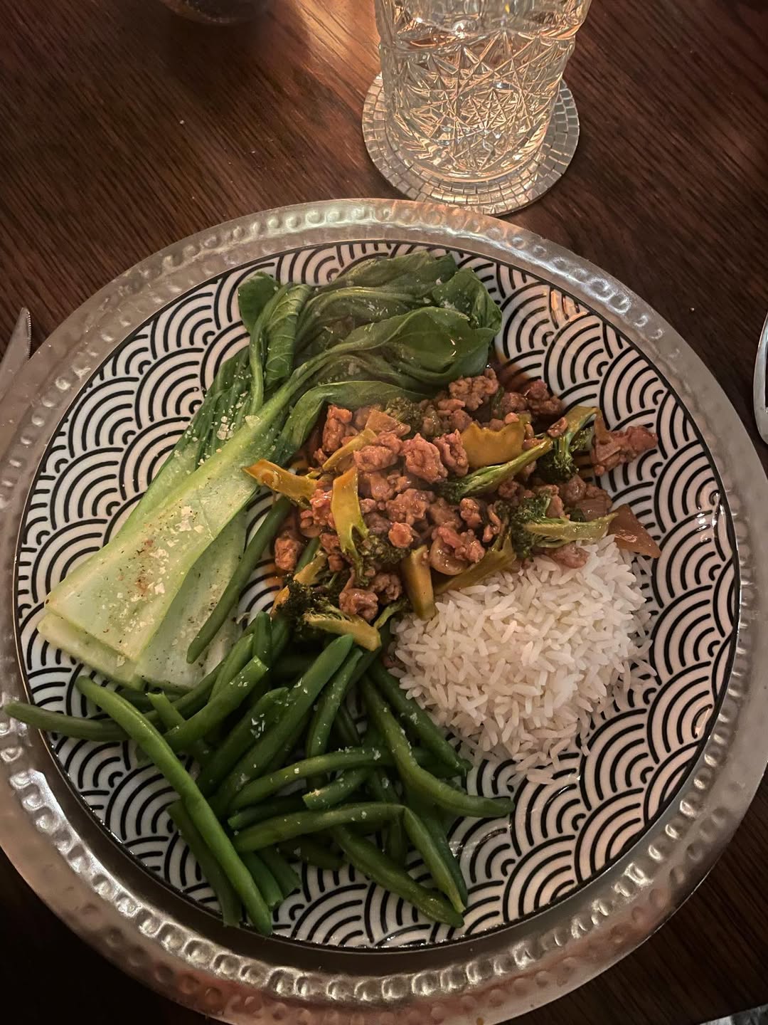 Asiatisk kycklingfärs med ris och pak choi