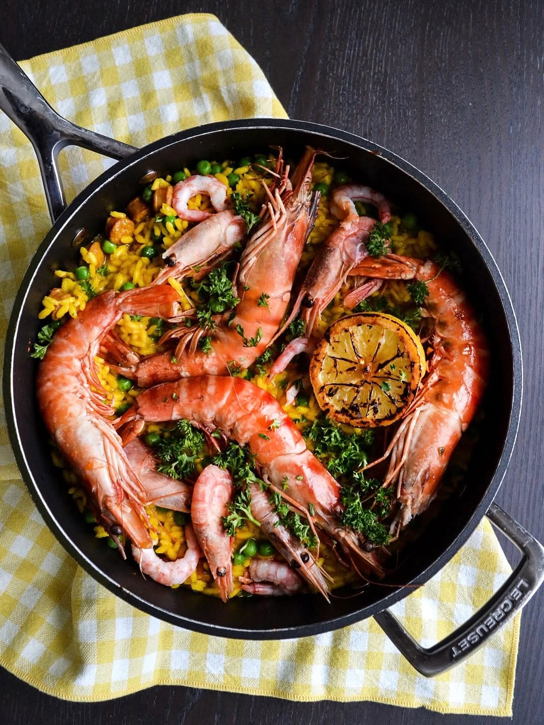 En paella med rikligt av skaldjur