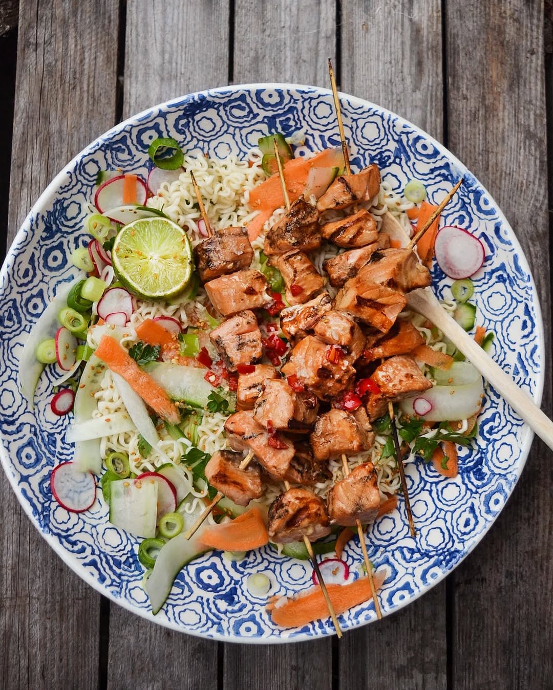 Grillade laxspett med stark nudelsallad