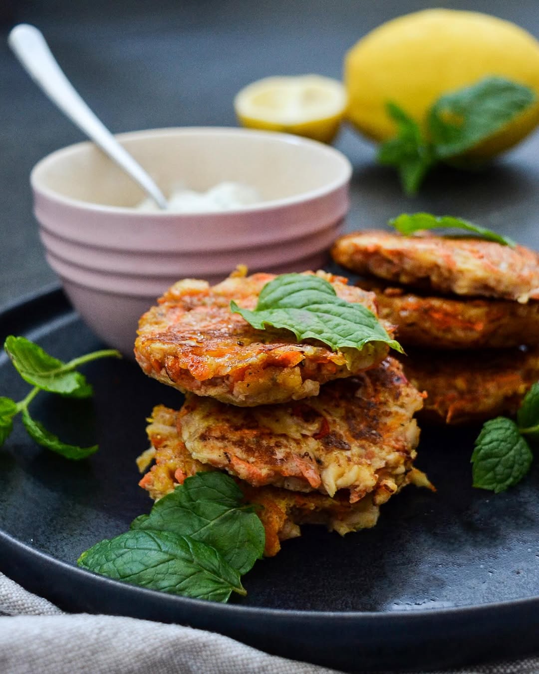 Halloumibiffar med morot och chili med tzatsiki Halloumibiffar med morot och chili med tzatsiki