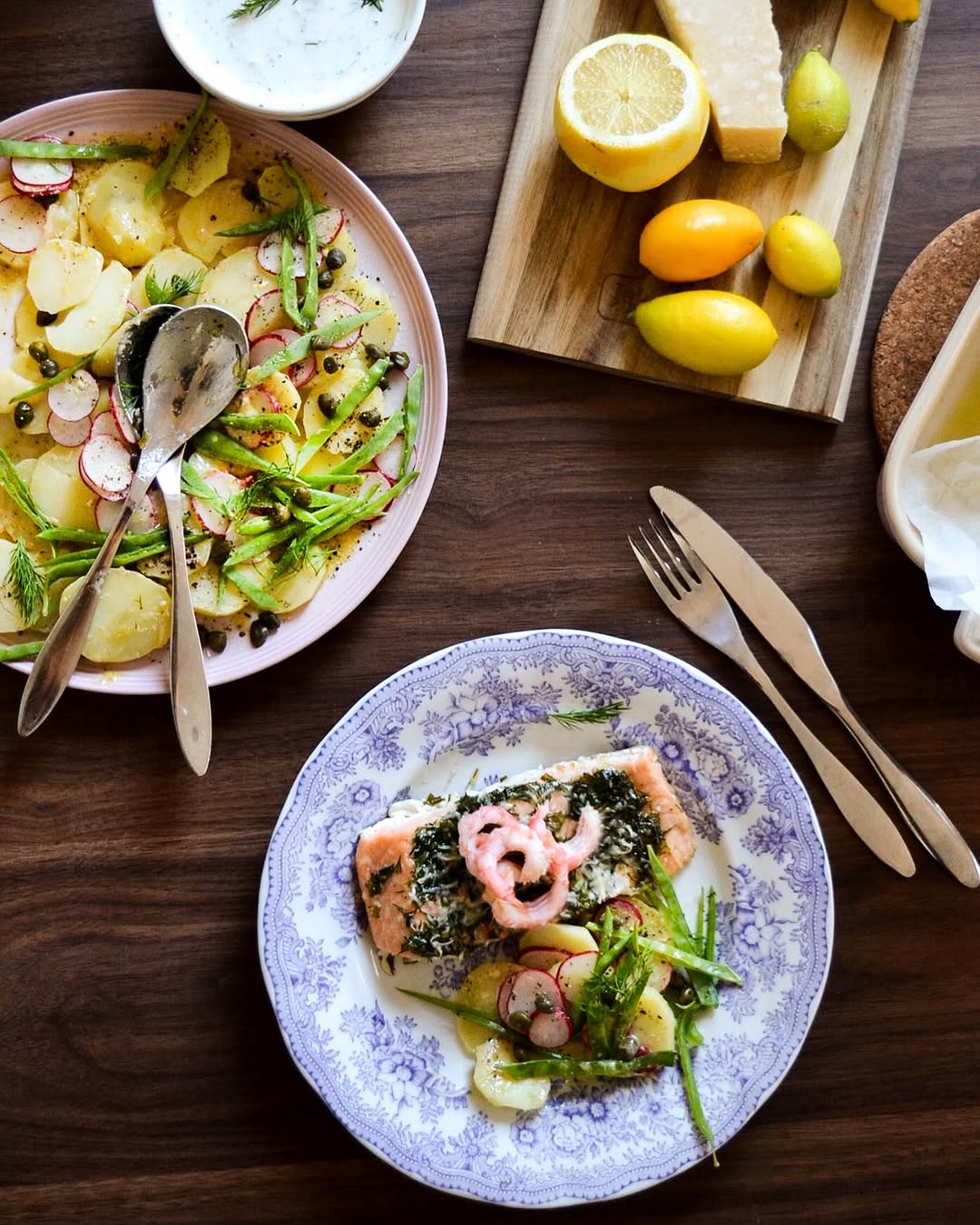 Örtbakad lax med räkor, potatissallad och kall dillsås