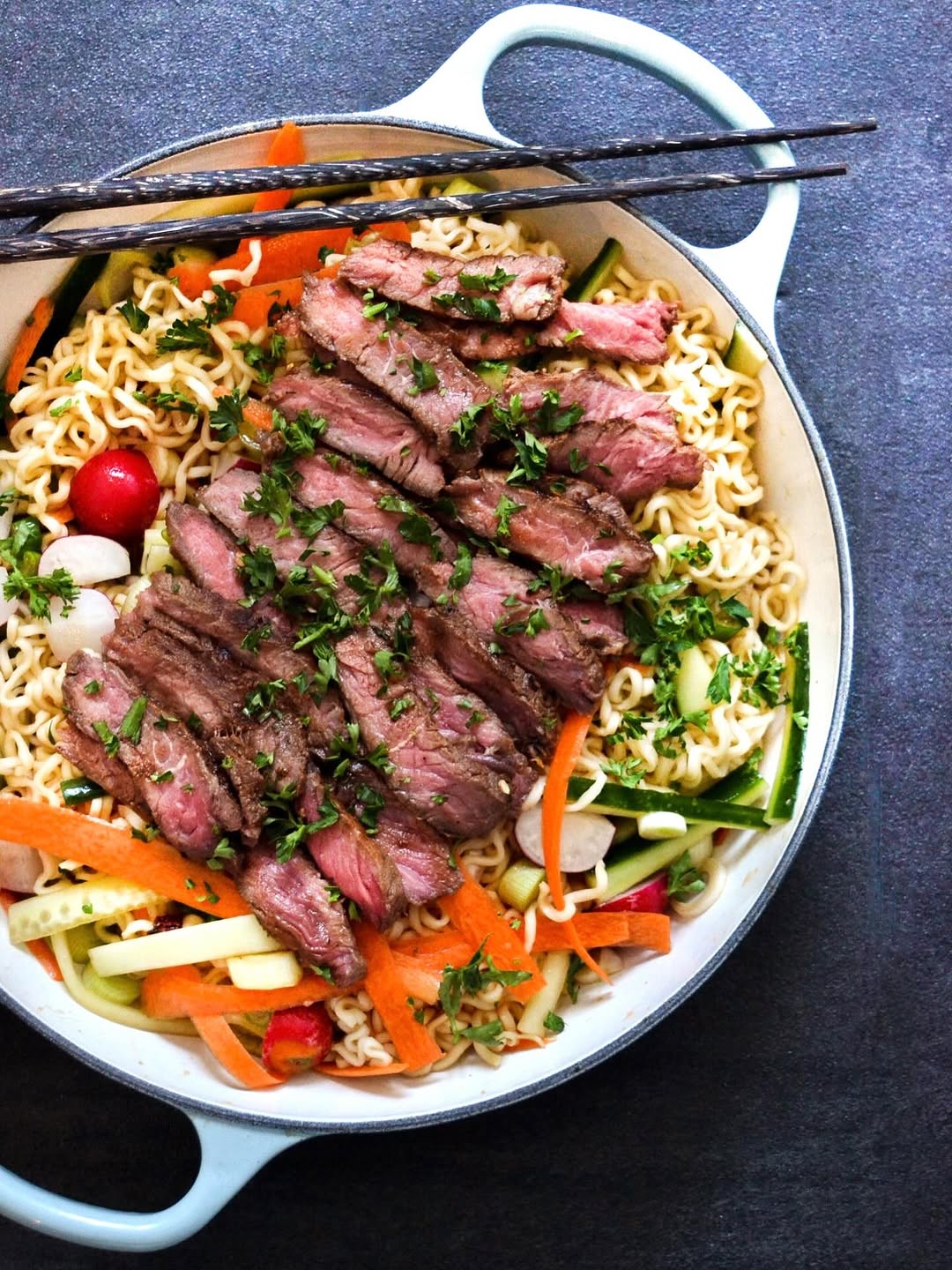 Sojamarinerad ryggbiff med nudelsallad
