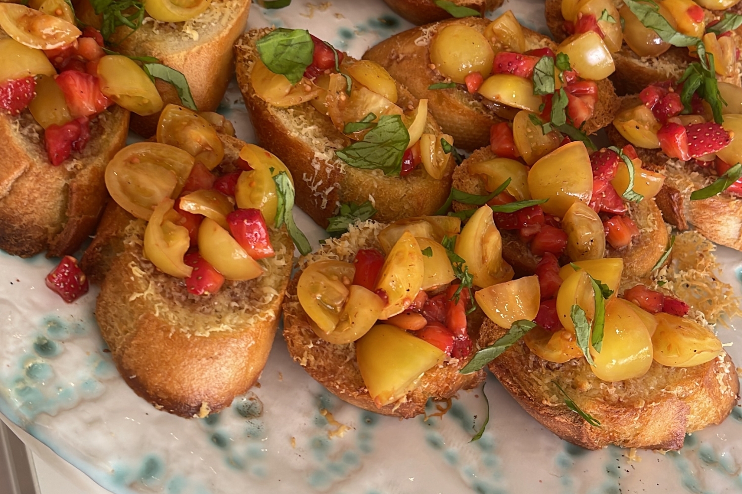 Bruschetta med jordgubbar och tomat