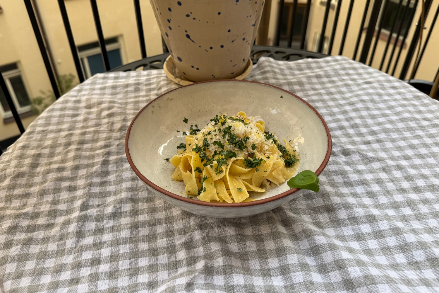 Citronpasta med brynt smör och basilika Citronpasta med brynt smör och basilika
