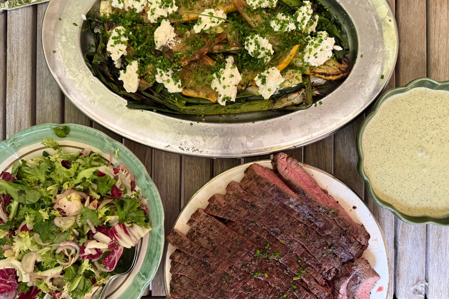Grillad flankstek med L’Entrecôte sås och grillade grönsaker