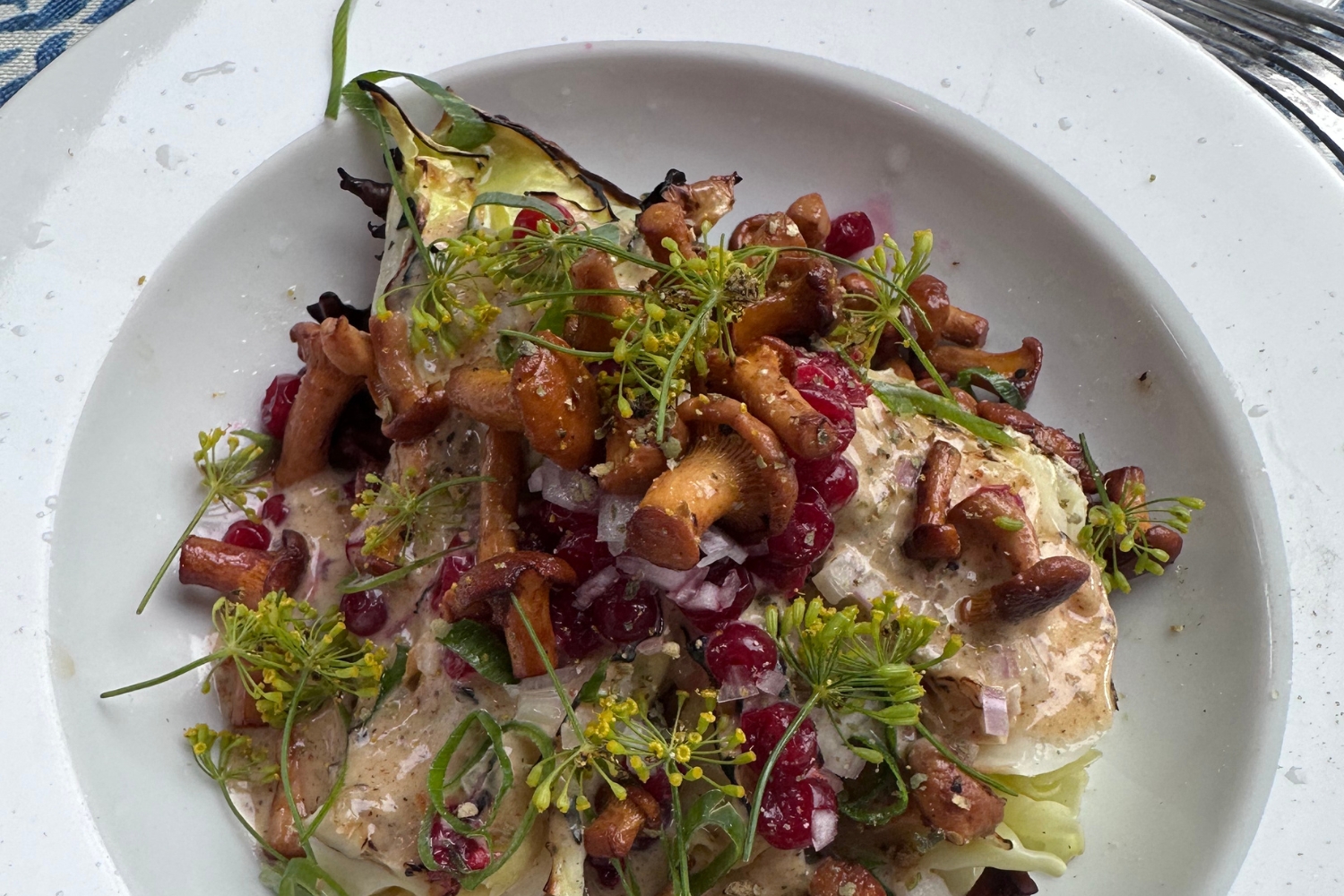 Grillad Spetskål med Misosmör, Lingon och Kantareller