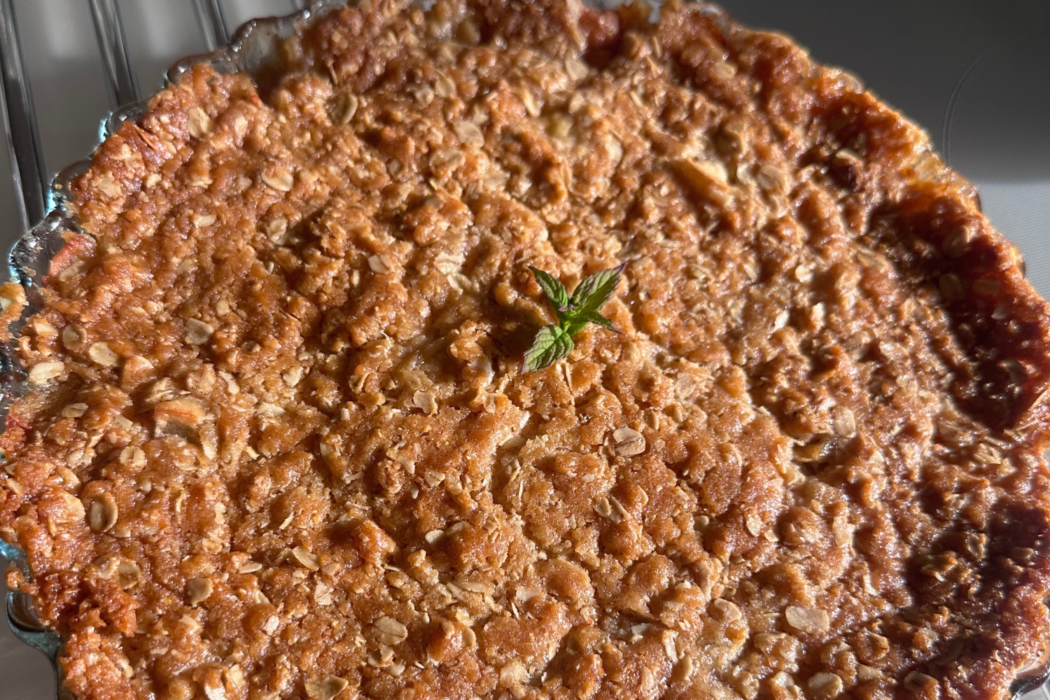 Knäckig Äppelpaj med Rabarber