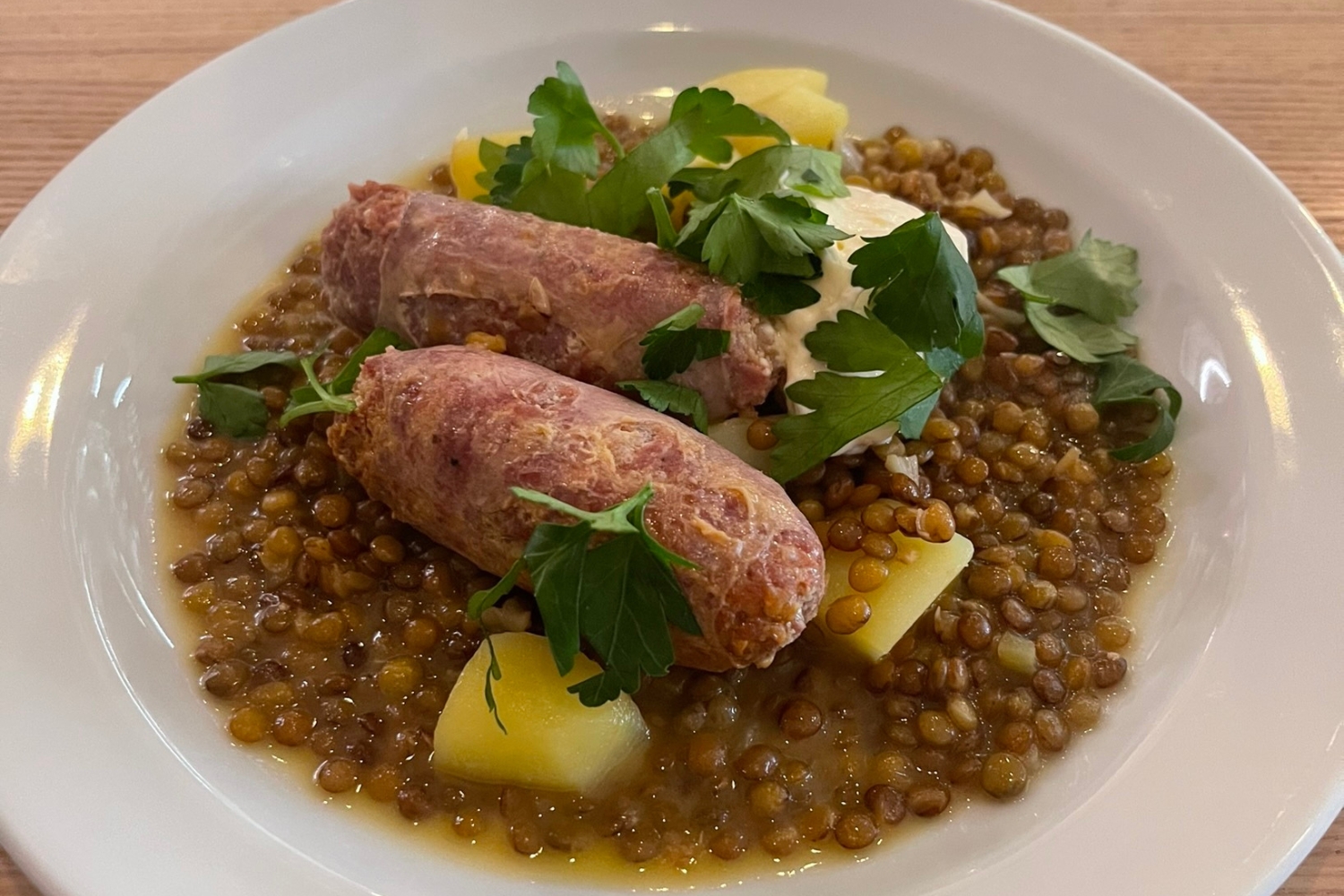 Salsiccia med linser, potatis och smetana
