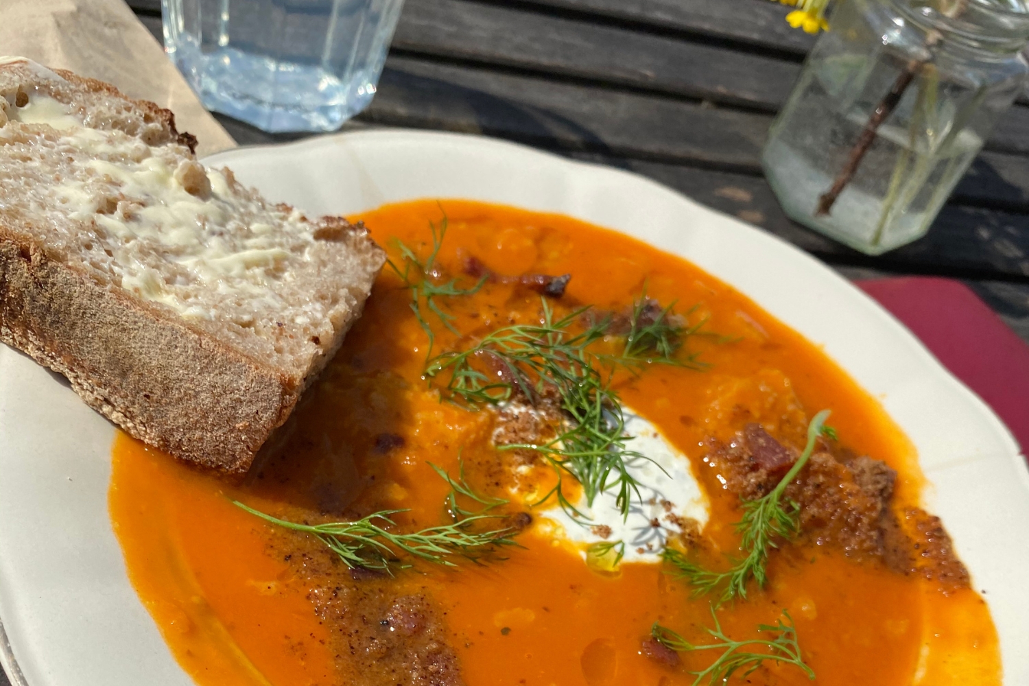 Tomatsoppa med pangrattato och örtcreme