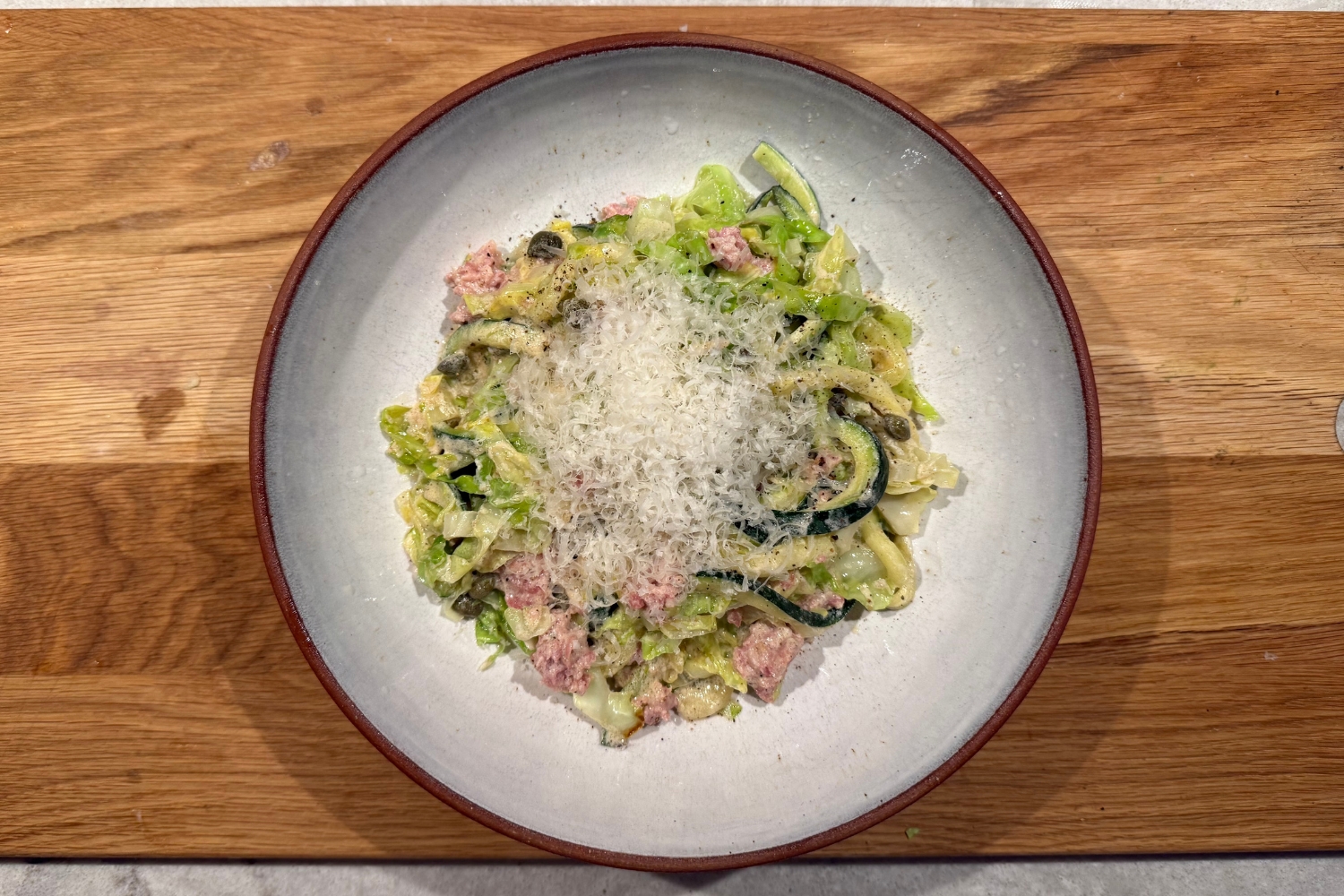 Zucchinipasta med Spetskål och Salsiccia