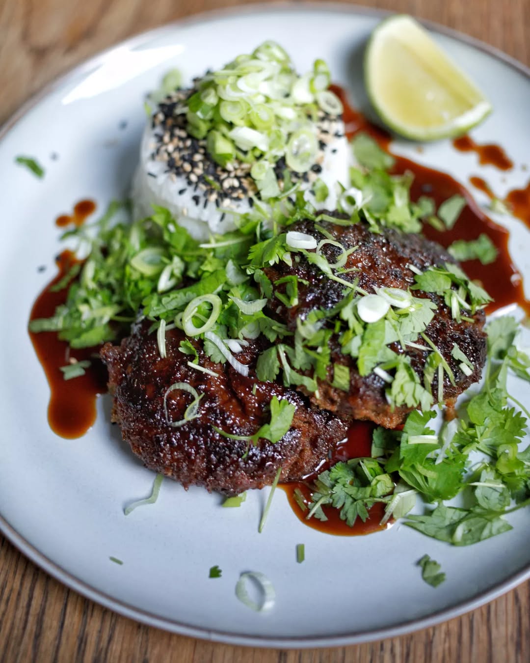 Asiatiska nötfärsbiffar med hoisinsås