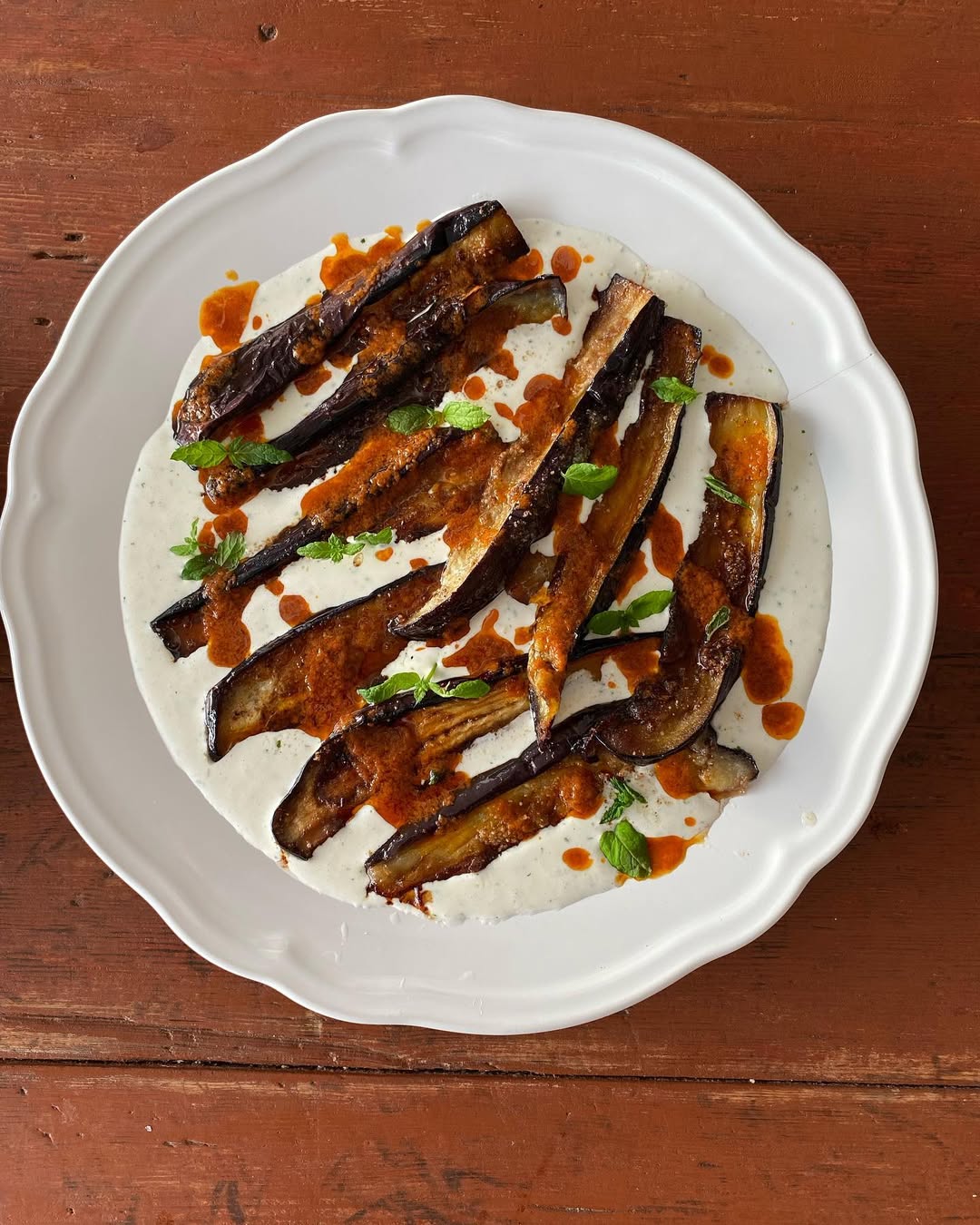 Aubergine med mandelpanering, yoghurt-gruyeresås och harissa