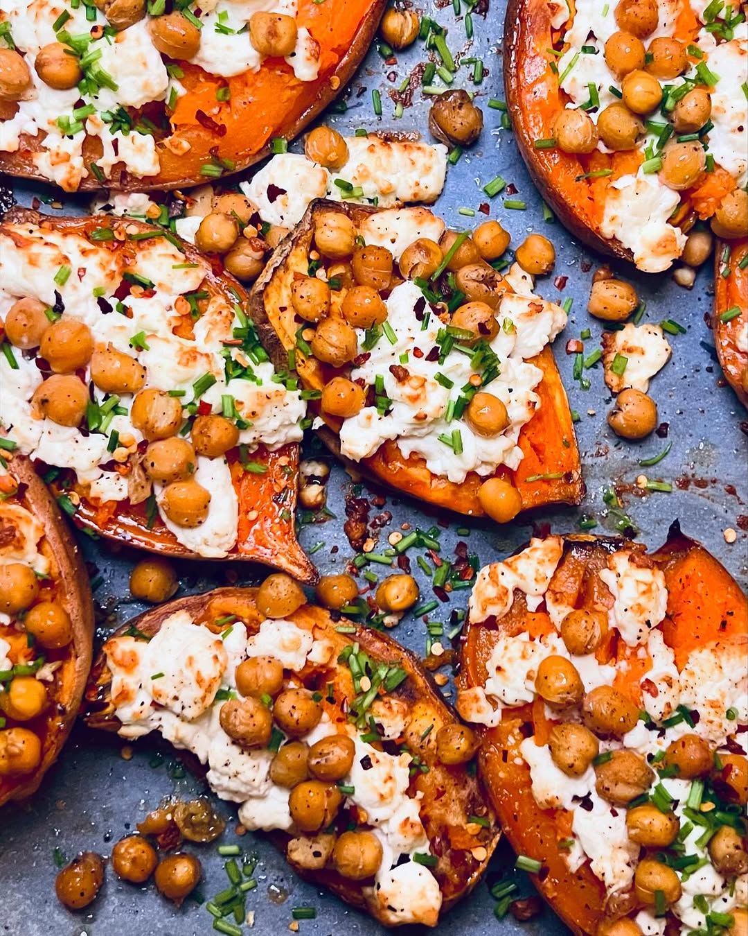 Bakad sötpotatis med kikärtor och fetaost