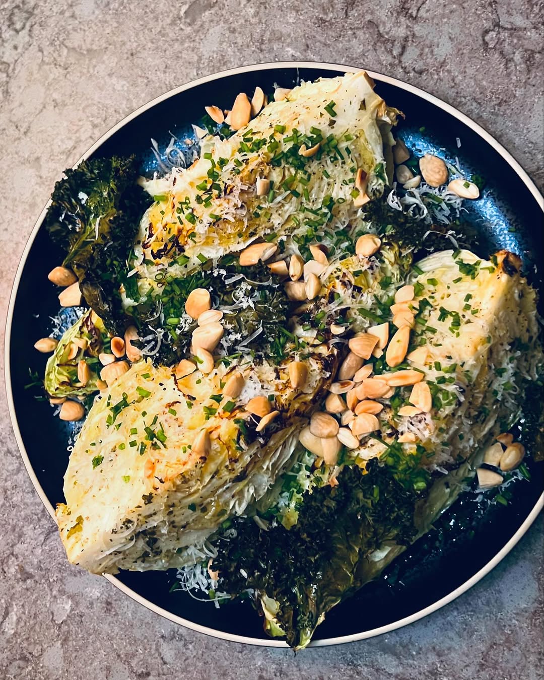 Bakad spetskål med parmesan, brynt smör och grönkålschips