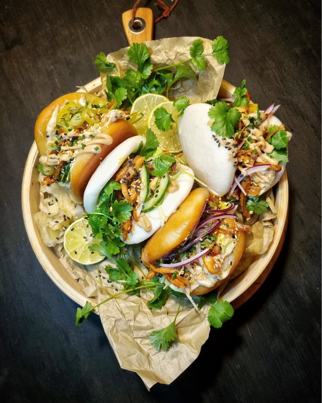 Bao buns med grillad kyckling och asiatiska tillbehör