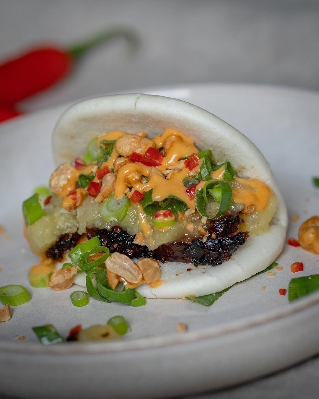Bao Buns med sidfläsk, äppelkompott och srirachamajo