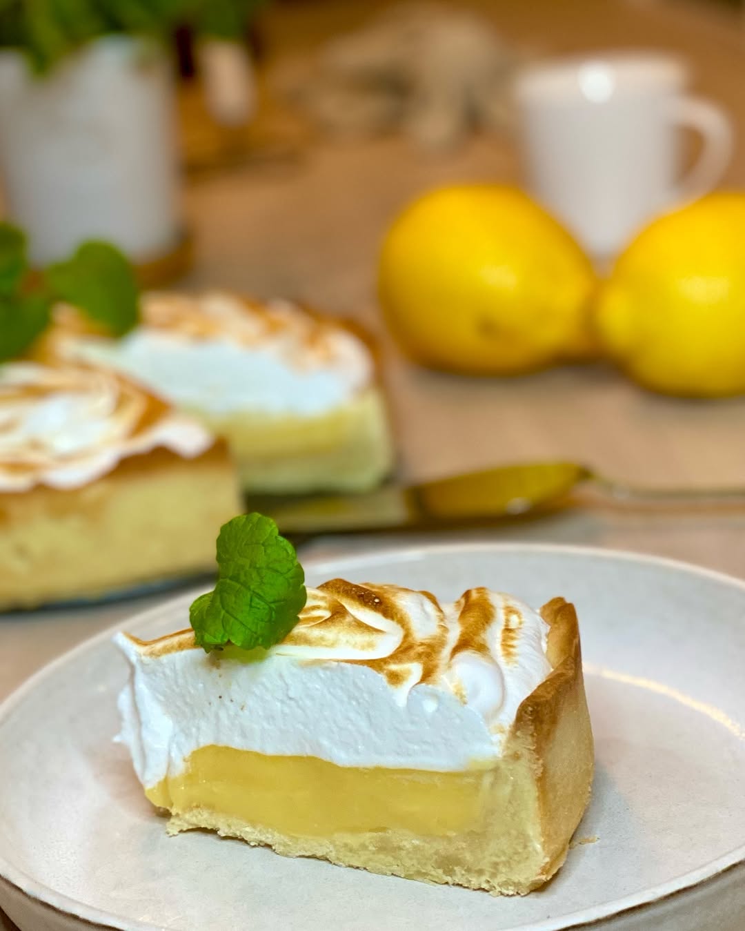 Citronmarängpaj med frasig botten och len citronkräm