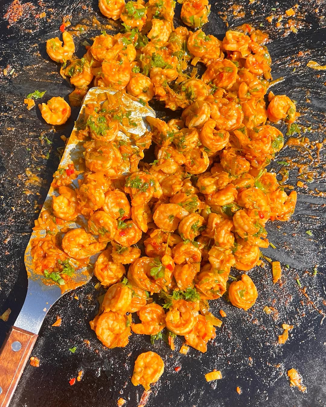 Curryräkor på stekhäll med mangosalsa och bröd