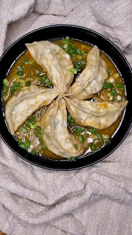 Dumplings på havskräfta med citron och lökbuljong