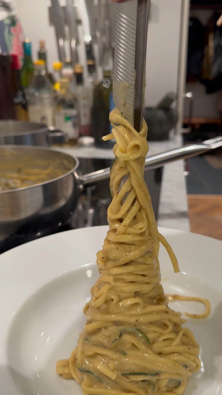 Enkel spaghetti alla nerano med parmesansås
