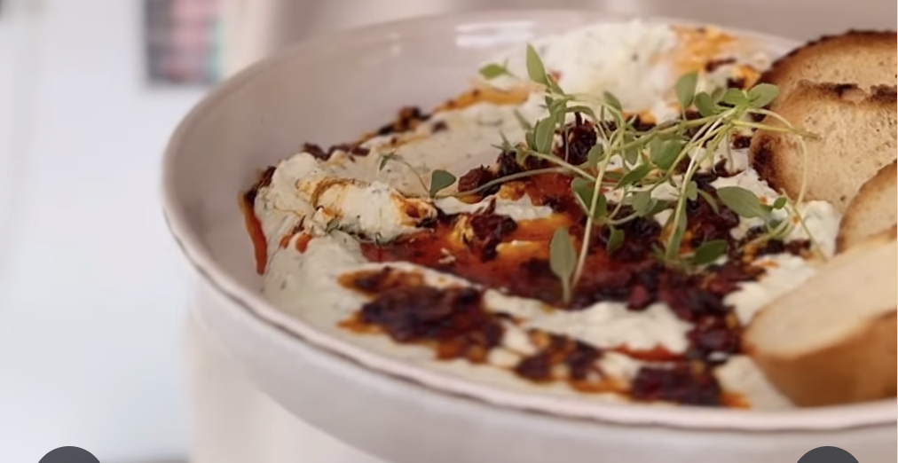 Fetaostkräm med crispy chiliolja