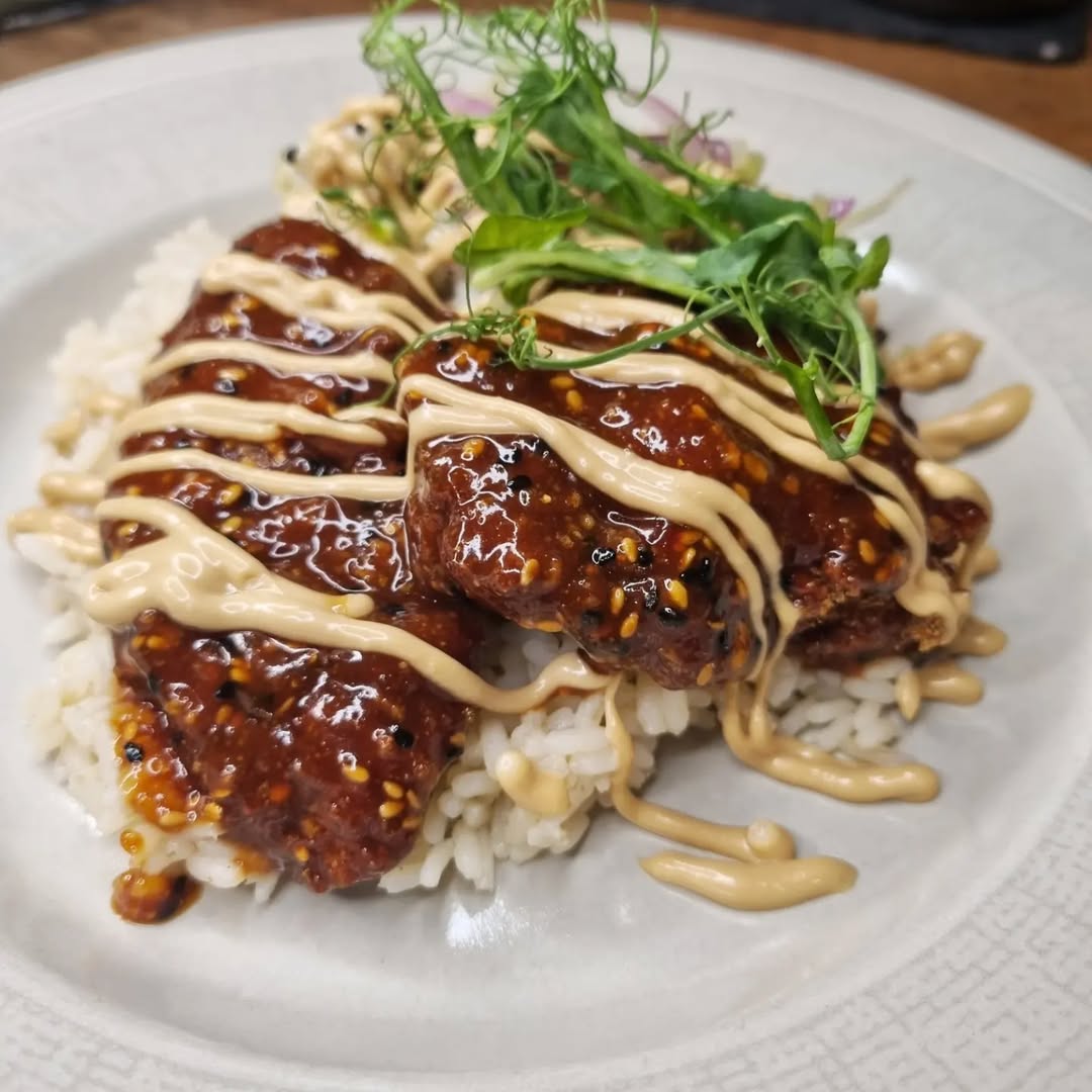 Friterad kyckling med het gochujang och sesamdressing