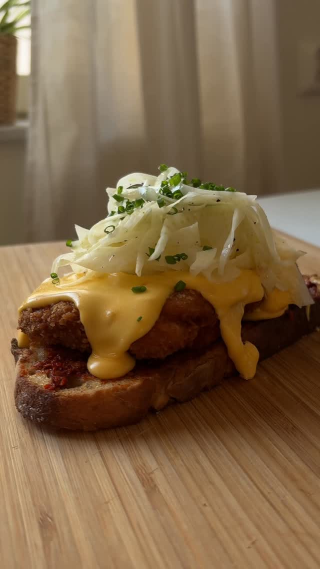 Friterad kycklingmacka med Nduja ostsås och syrlig fänkål
