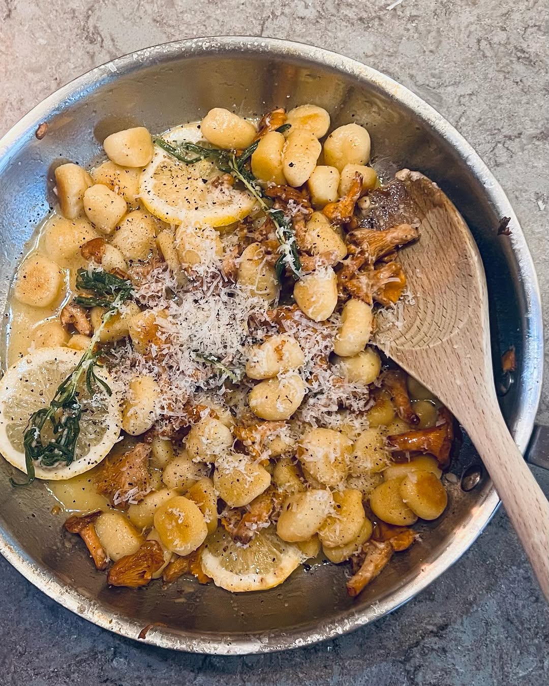 Gnocchi med kantareller, citron, vitt vin och parmesan
