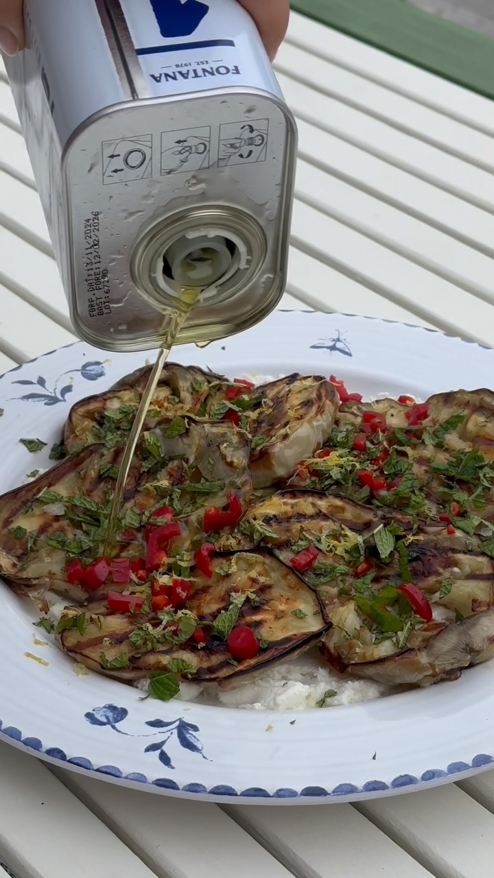 Grillad aubergine på labneh med mynta och citron