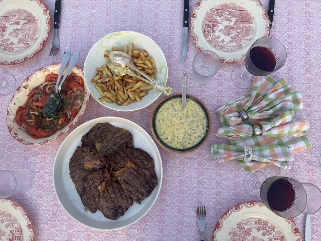 Grillad entrecote, tomatsallad, enkel pommes & Inges bearnaise
