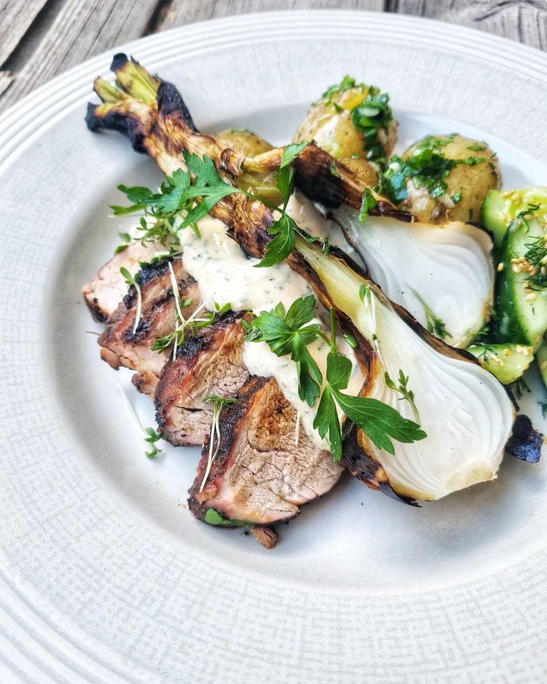 Grillad fläskfilé med färskpotatis och gurksallad