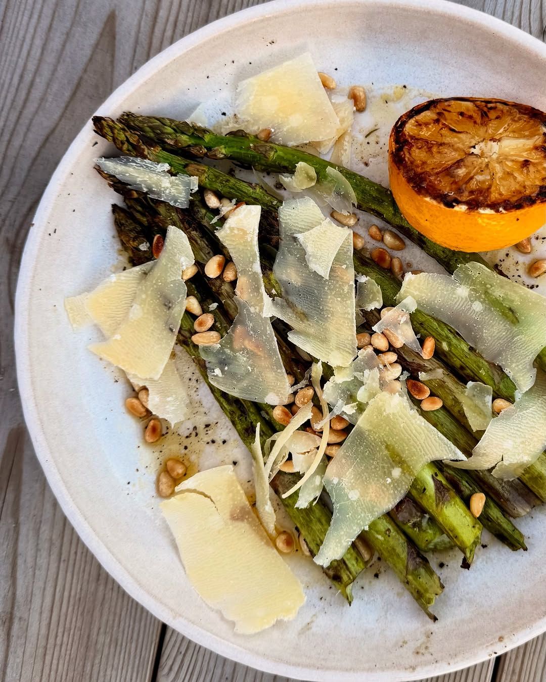 Grillad grön sparris med pinjenötter och parmesan