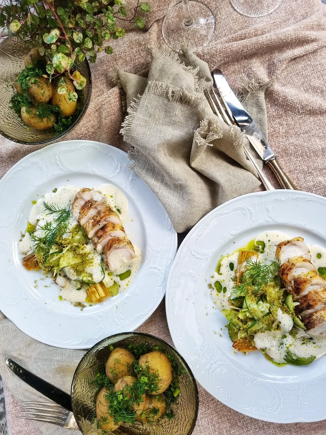 Grillad marulk med färskpotatis, bakad purjolök & vitvinssås