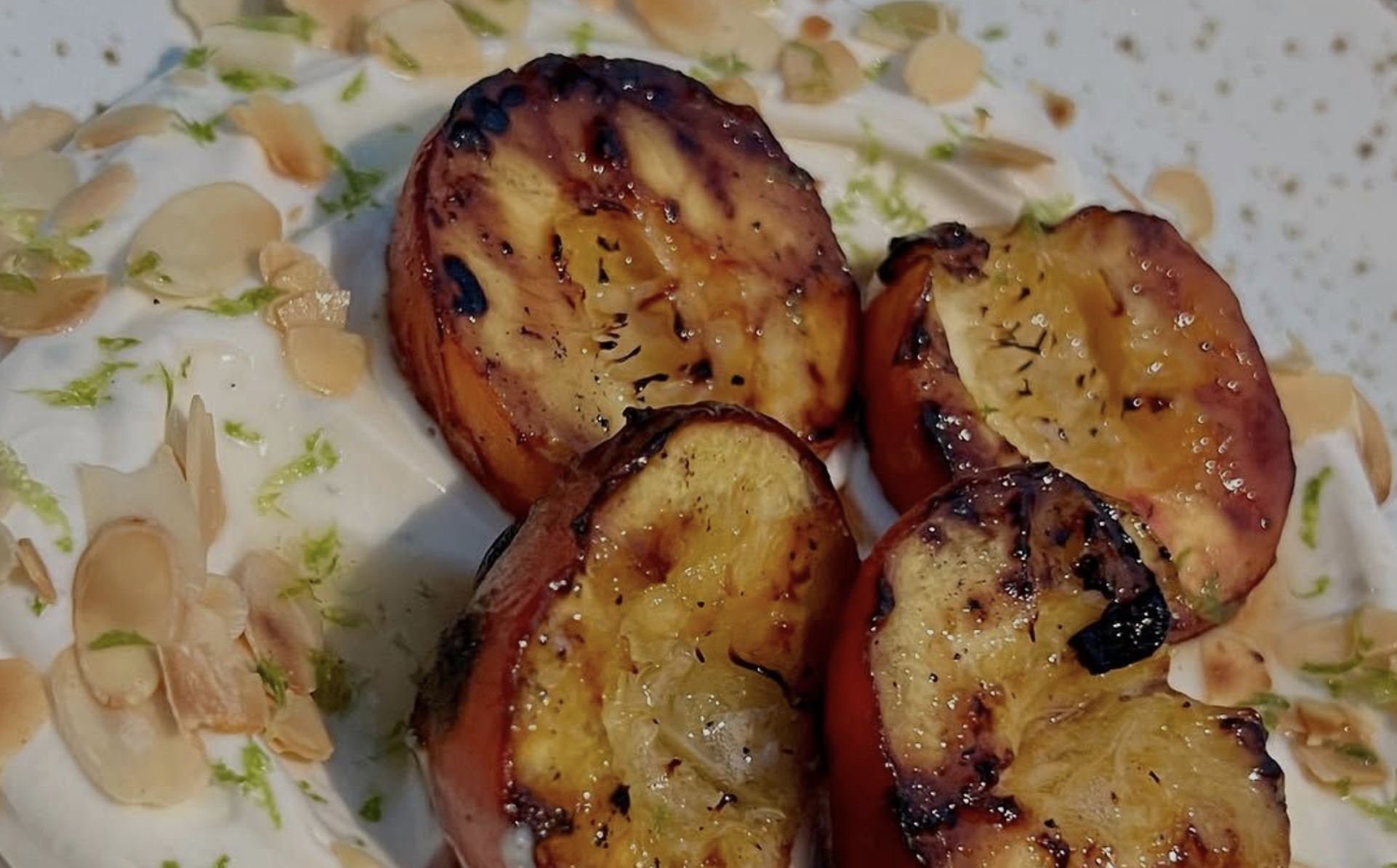 Grillad persika med mascarponekräm och rostad mandel