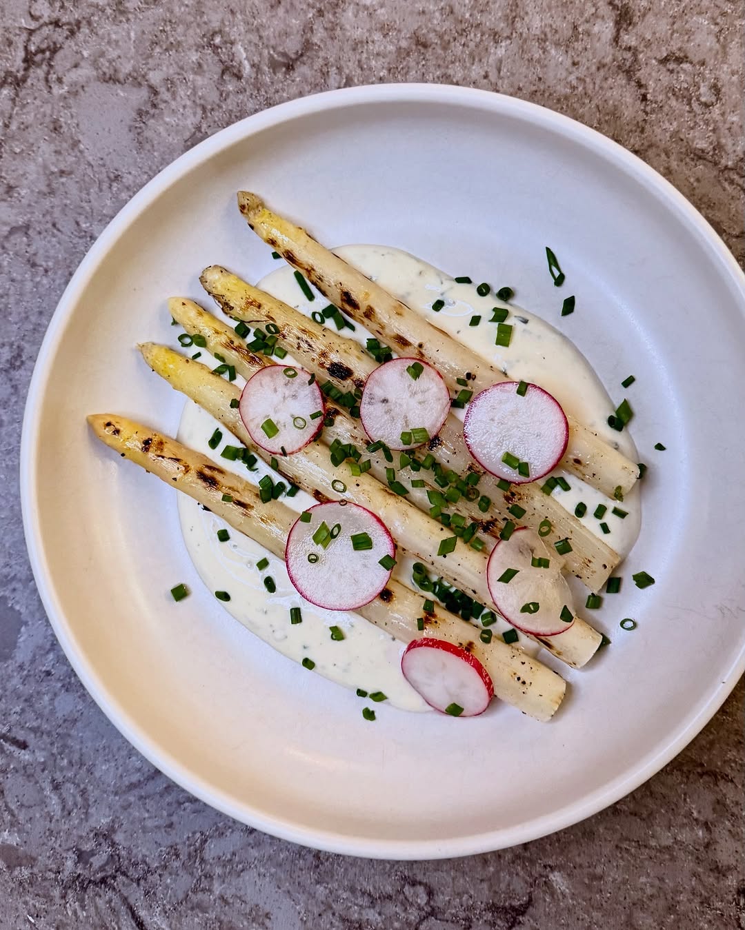 Grillad vit sparris med kall dragonsås