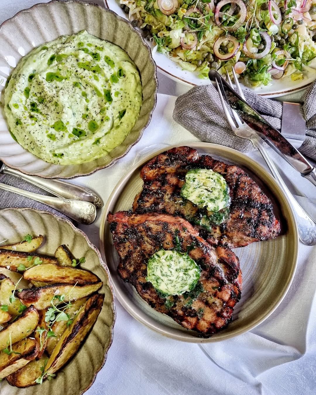 Grillade karréskivor med ramslökssmör