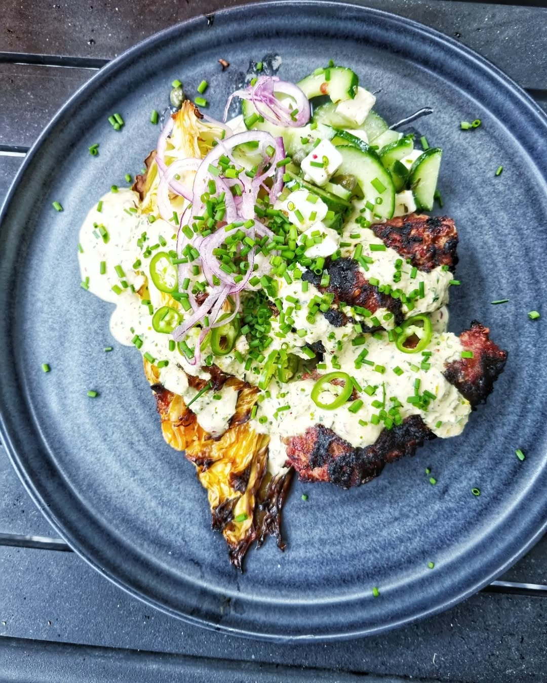 Grillade nötfärsjärpar med fetaost och bakad spetskål