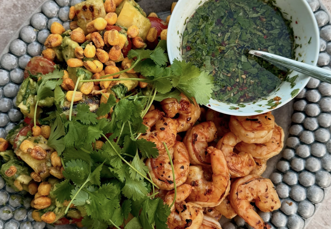 Grillade räkor med mango- och avokadosallad