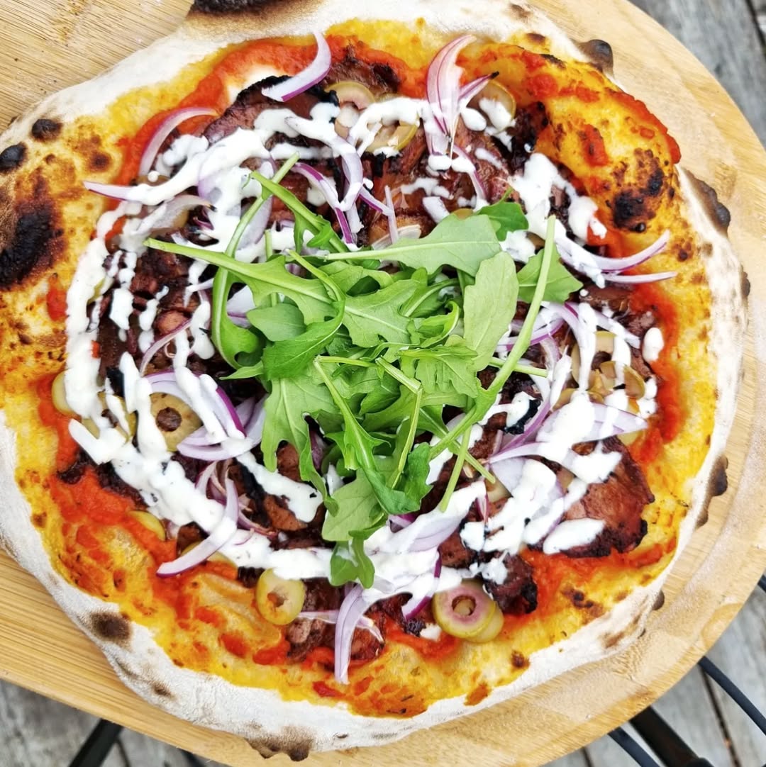 Grym måndagspizza med gyros och vitlökssås Grym måndagspizza med gyros och vitlökssås