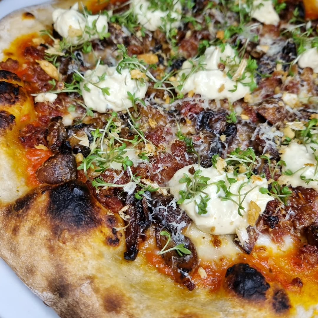 Håll käftenpizza med salsiccia och gruyère