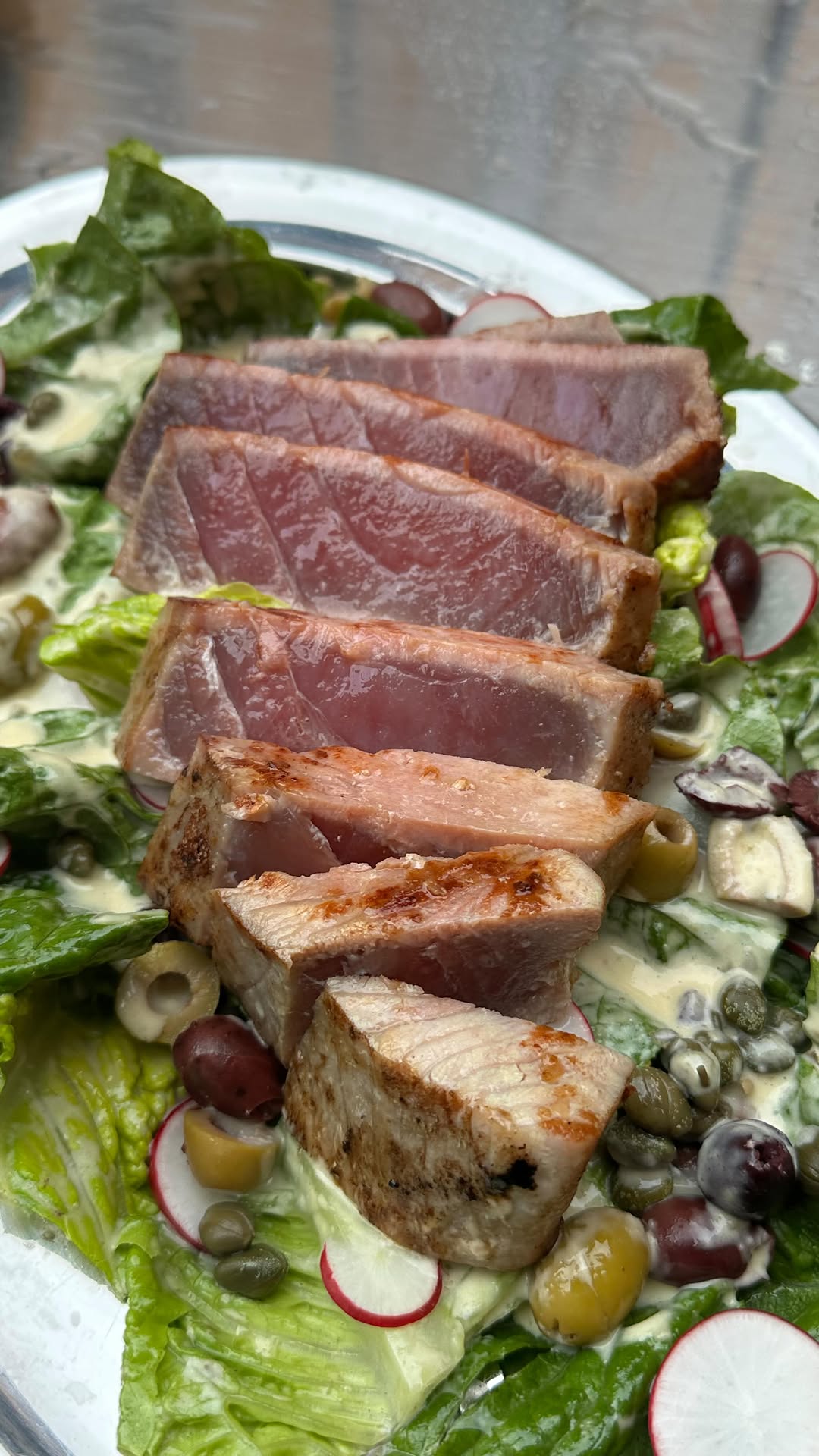 Halstrad tonfisk på romansallad med Caesardressing