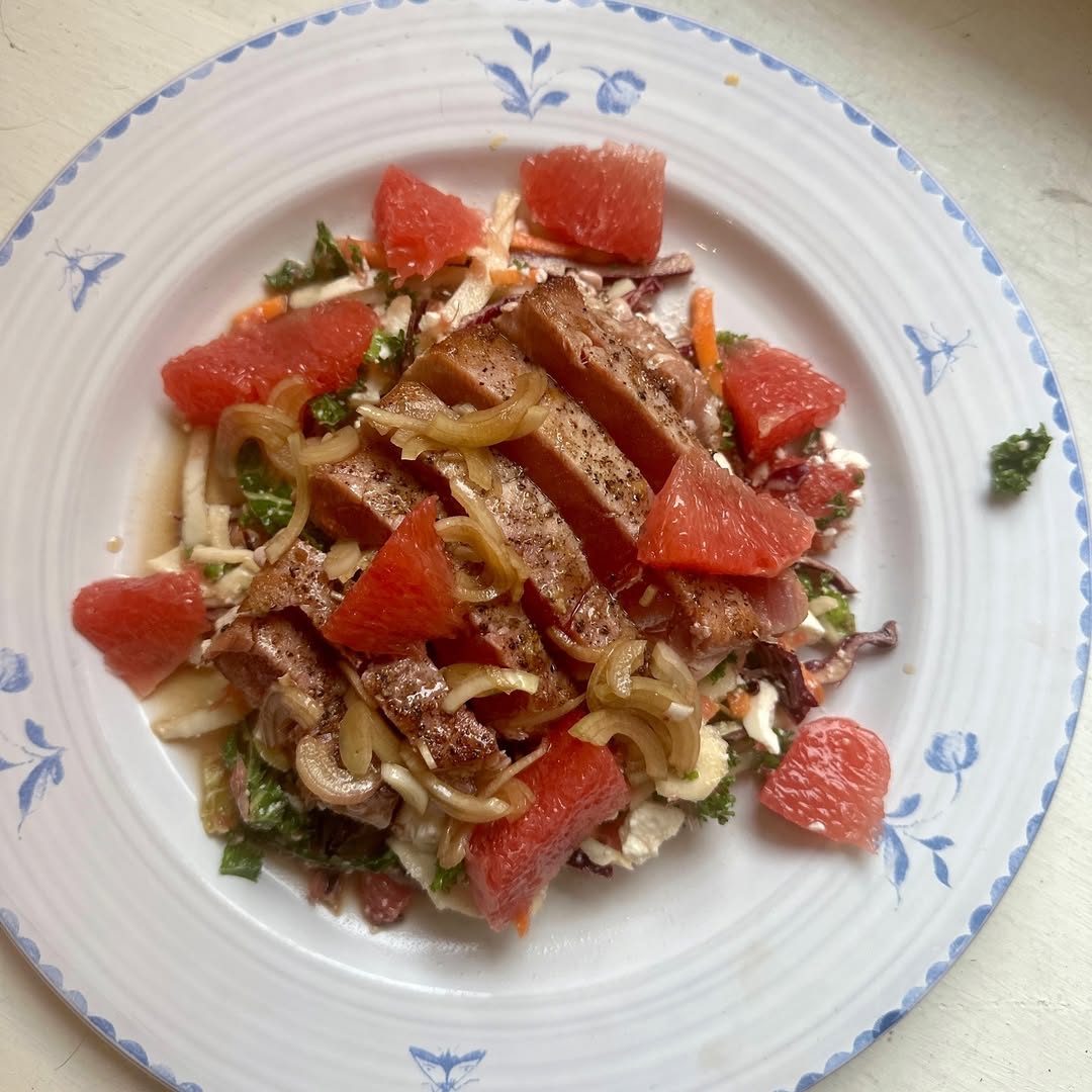Halstrad tonfisksallad med grapefrukt och yuzu ponzu