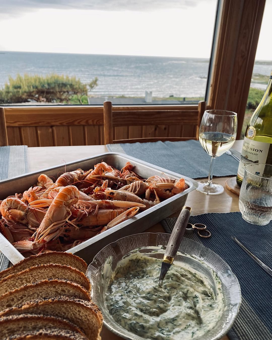 Havskräftor på rostbröd med senapsmajonnäs och dill