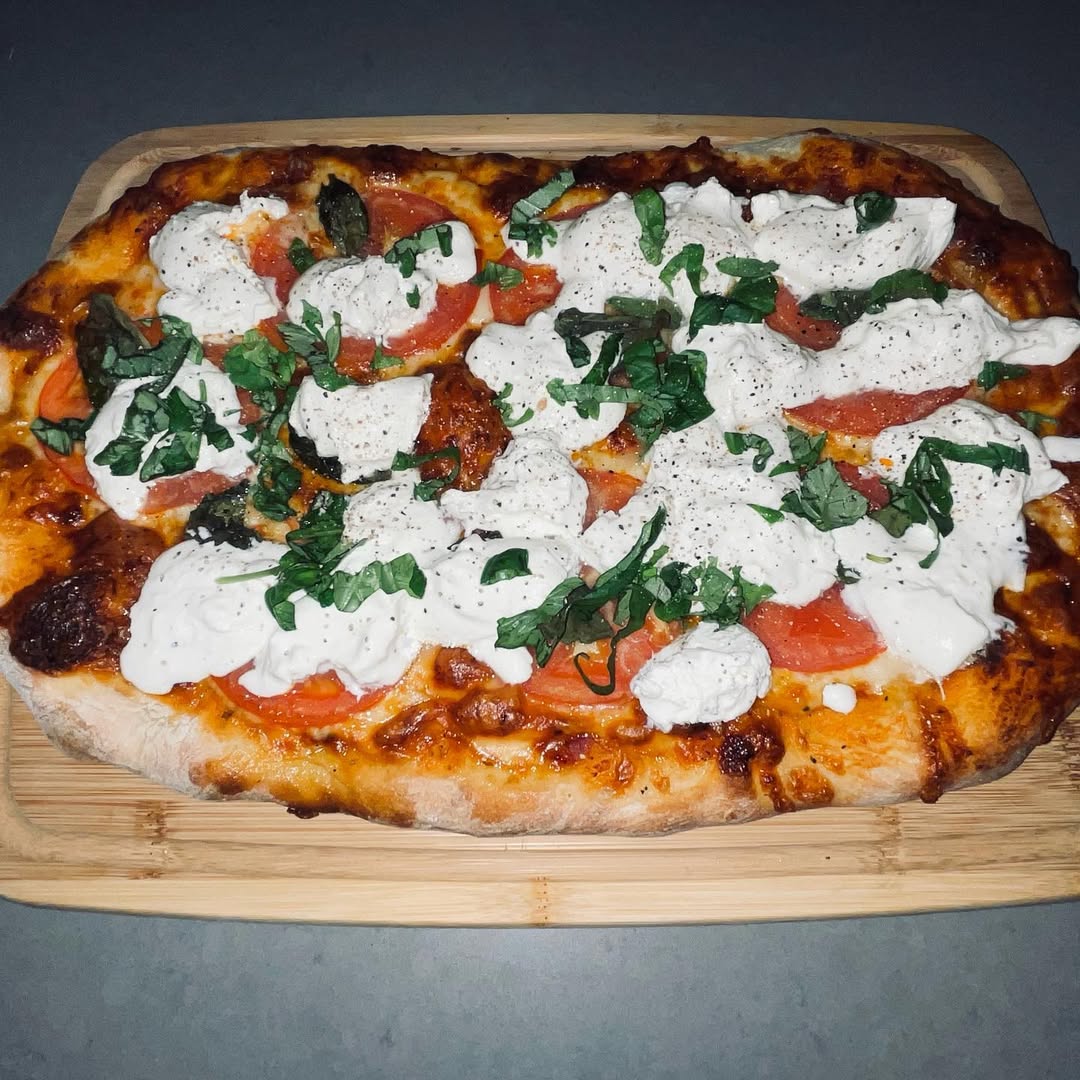 Hemlagad pizza med tryffelburrata och basilika
