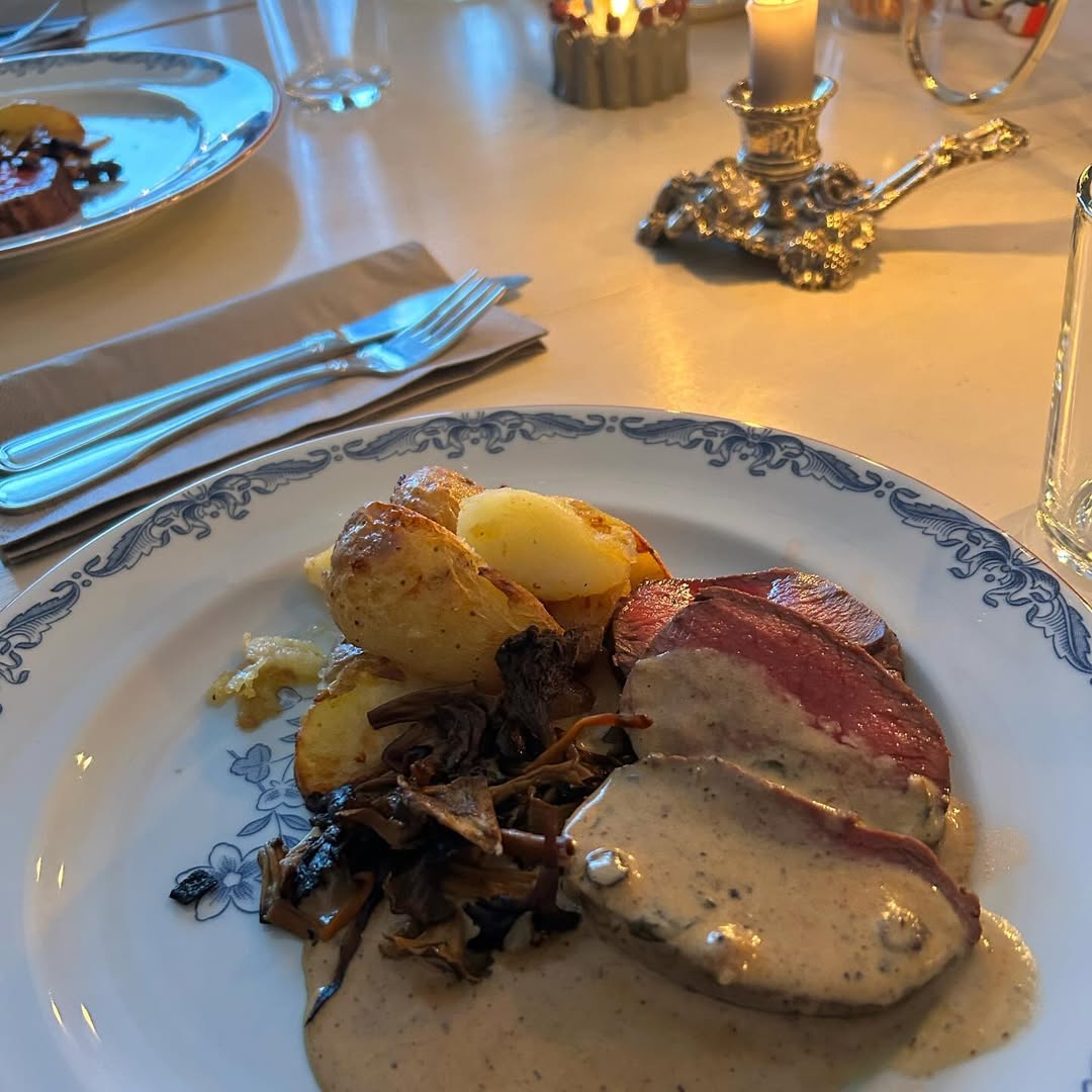 Hjort med rostad potatis, gräddsås, kantareller och rönnbärsgelé Hjort med rostad potatis, gräddsås, kantareller och rönnbärsgelé