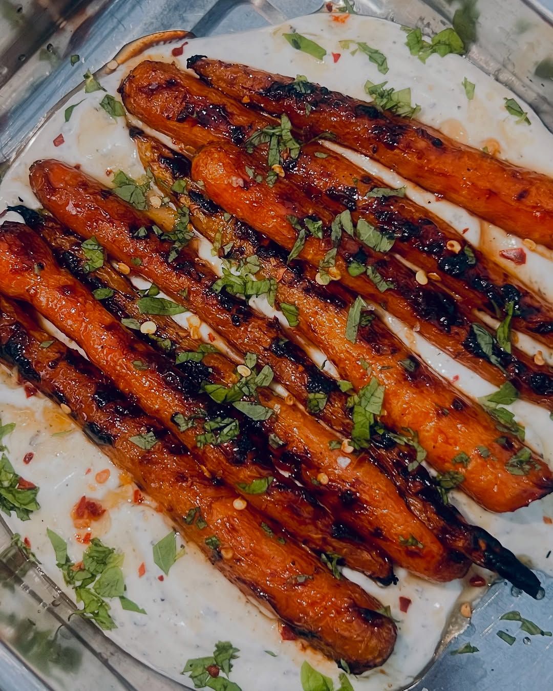 Honungsgrillade morötter med vitlöks- och myntalabneh